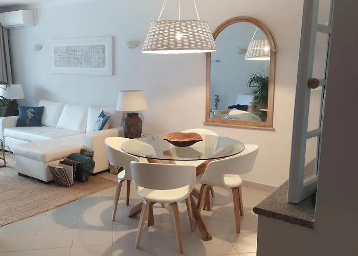 Three Palms 公寓 *